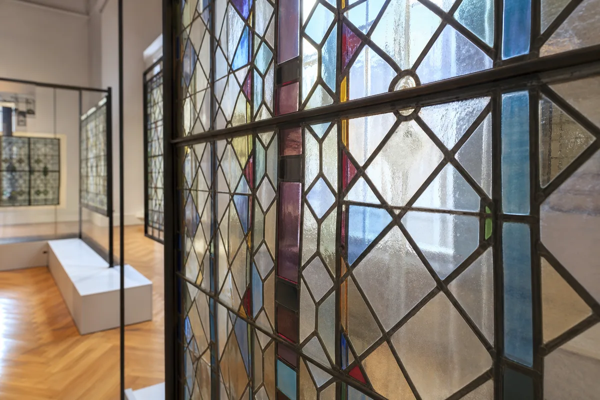 Détail de panneaux de verre coloré assemblés par un réseau de plomb